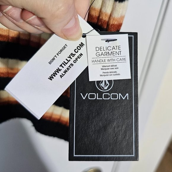 🏷️NWT Volcom Cheeky Bird V Neck Womens Top In Black Combo - Size Medium - Picture 7 of 11
